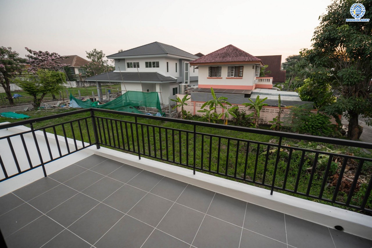 บ้านมือสองตกแต่งใหม่ ตกแต่งสไตล์ Nordic โครงการ กฤษดานคร18 บรมราชชนนี-พุทธมณฑลสาย3  เนื้อที่ 60 ตร.ว. บนพื้นที่ใช้สอยมากถึง 322 ตร.ม. อีกระดับของฟังก์ชัน 3 ห้องนอน 3 ห้องน้ำ 1 ห้องอเนกประสงค์ จอดรถได้ 3 คัน บรรยากาศสุด Private บนทำเลศักยภาพเชื่อมต่อหลายเส้นทาง ใกล้เซ็นทรัลปิ่นเกล้า ม.มหิดล และทางด่วน "ศรีรัช"